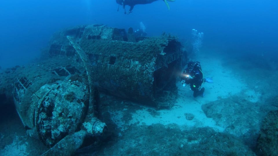 Potápěči u sestřeleného bombardéru B-17